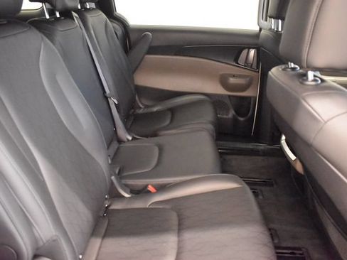 Used 2026 Kia Carnival FWD image 17