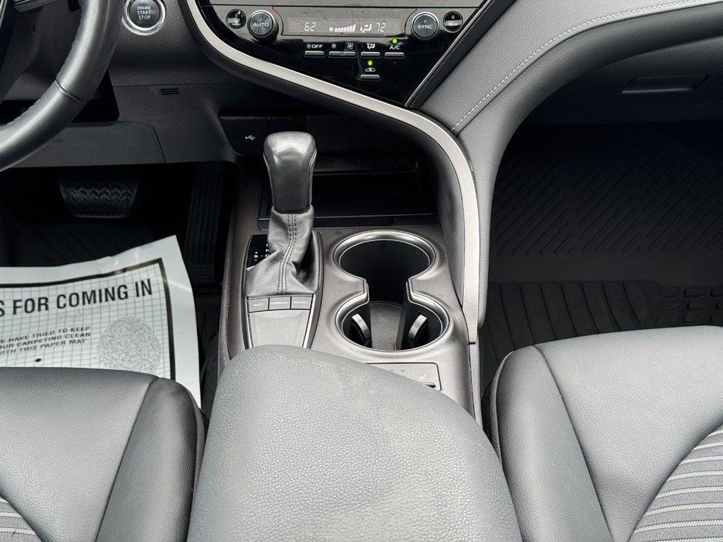 Used 2022 Toyota Camry SE w/ Cold Weather Package FWD image 18