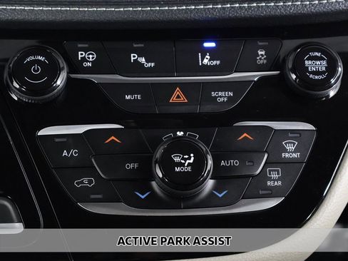 Used 2021 Chrysler Pacifica Touring-L image 5