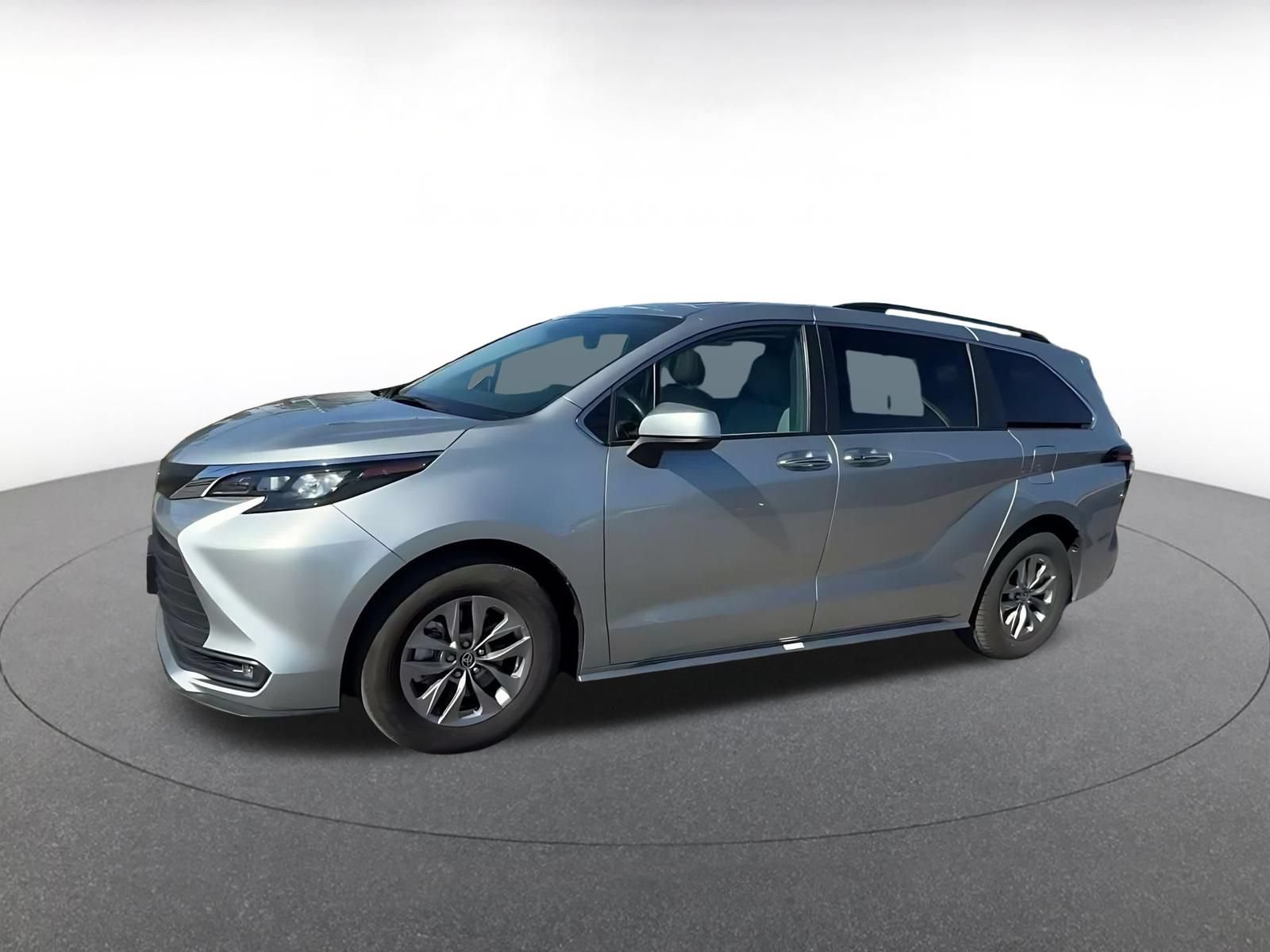 Used 2025 Toyota Sienna XLE FWD image 7