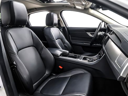 Used 2017 Jaguar XF Premium image 7