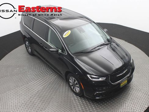 Used 2023 Chrysler Pacifica Touring-L FWD image 3