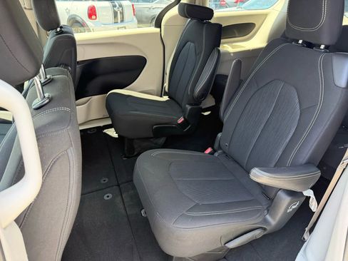 Used 2020 Chrysler Voyager LX image 9