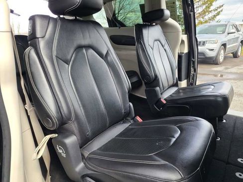 Used 2022 Chrysler Pacifica Touring-L FWD image 20