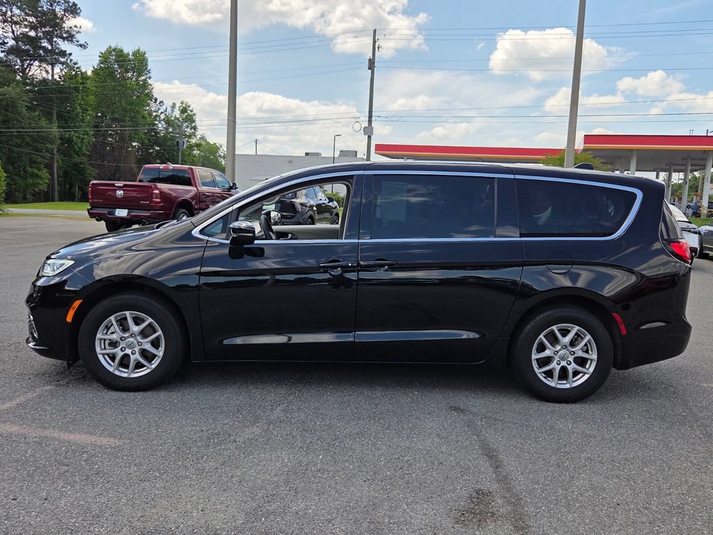 Used 2024 Chrysler Pacifica Touring-L FWD image 2