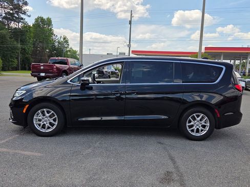 Used 2024 Chrysler Pacifica Touring-L FWD image 2