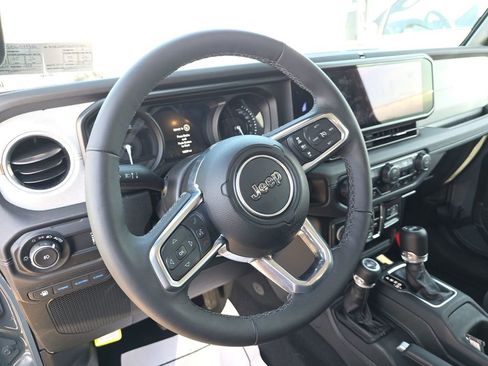 Used 2025 Jeep Wrangler Unlimited Sahara w/ Safety Group AWD/4WD image 10