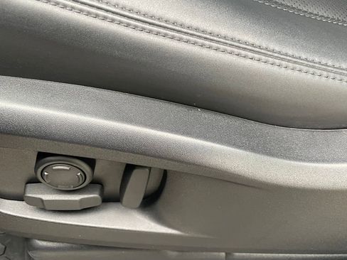 Used 2025 Land Rover Defender 110 X-Dynamic SE image 10