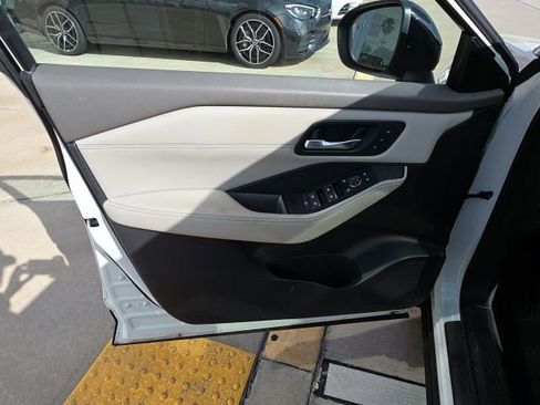 Used 2023 Nissan Rogue SL w/ SL Premium Package image 11