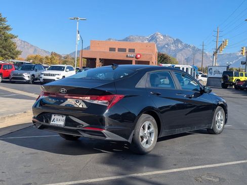 Used 2023 Hyundai Elantra SE FWD image 4