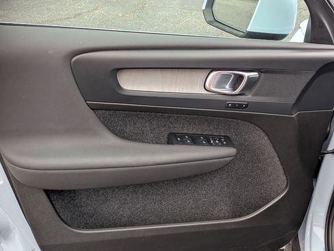 Used 2025 Volvo XC40 B5 Core image 14