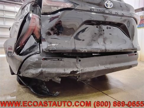 Used 2025 Toyota Sienna XLE FWD image 17