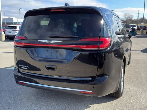 Used 2024 Chrysler Pacifica Touring-L image 5