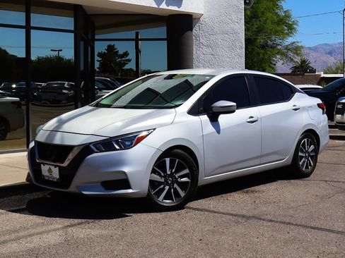 Used 2021 Nissan Versa SV FWD image 2