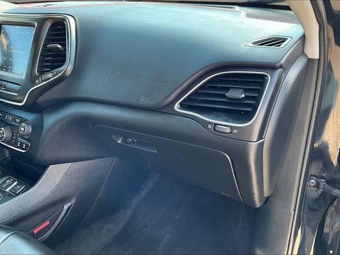 Used 2019 Jeep Cherokee Trailhawk w/ Comfort/Convenience Group AWD/4WD image 19
