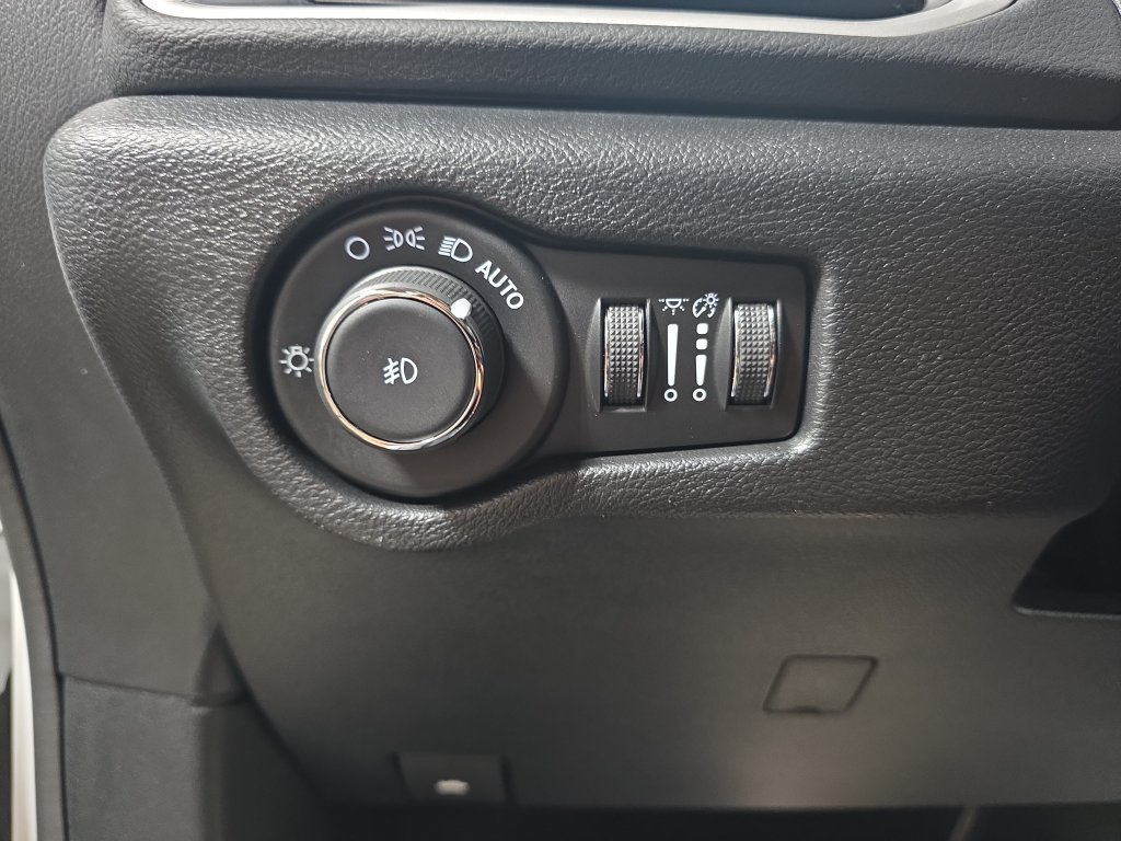 Used 2025 Chrysler Pacifica Select FWD image 30