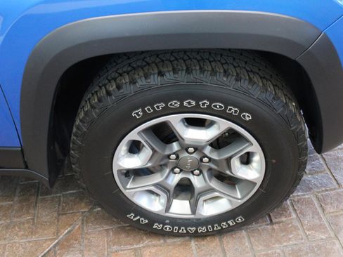 Used 2019 Jeep Cherokee Trailhawk w/ Cold Weather Group AWD/4WD image 9
