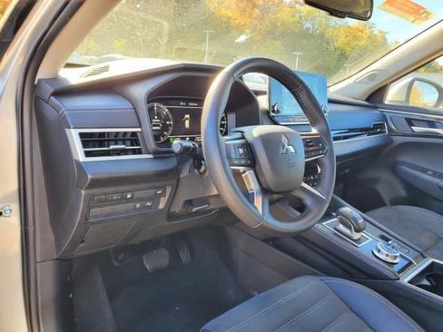 Used 2023 Mitsubishi Outlander SE image 10