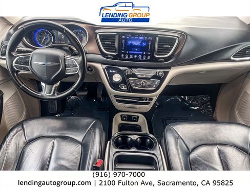 Used 2017 Chrysler Pacifica Touring-L image 11