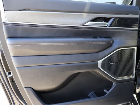 New 2025 Jeep Wagoneer L Series II image 18