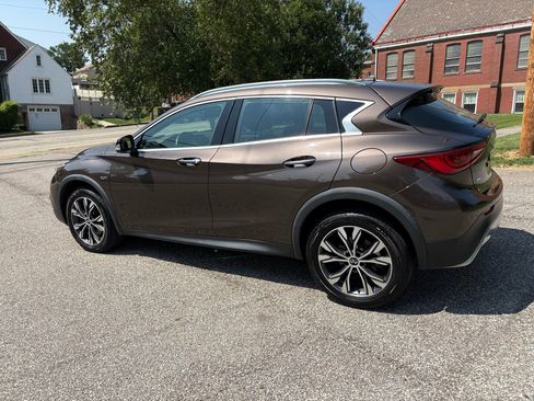 Used 2018 INFINITI QX30 Premium w/ Navigation Package image 6