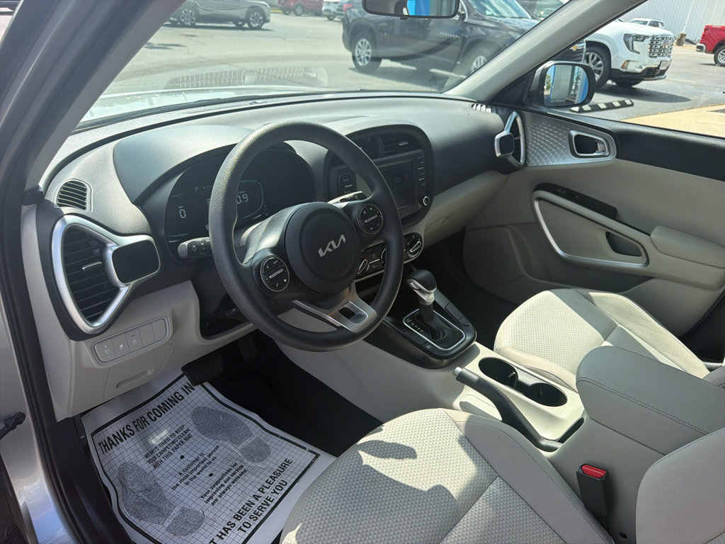 Used 2025 Kia Soul LX w/ LX Technology Package FWD image 17