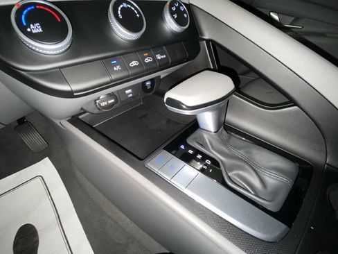 Used 2025 Hyundai Elantra SE FWD image 19