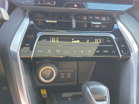 Used 2024 Toyota Venza Limited image 27