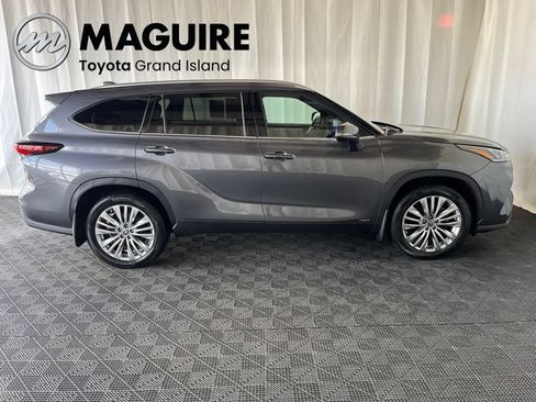 Used 2024 Toyota Highlander Platinum AWD/4WD image 2