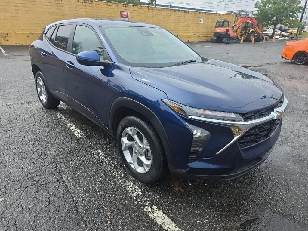 Used 2024 Chevrolet Trax LS w/ LS Convenience Package FWD image 3