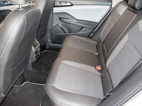 Used 2023 Volkswagen Taos SE AWD/4WD image 16