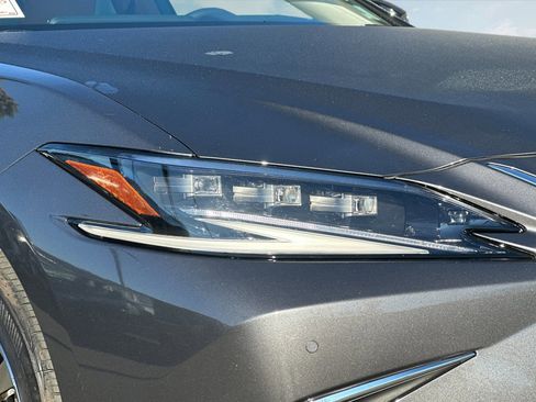 Used 2025 Lexus ES 300h w/ Luxury Package image 11