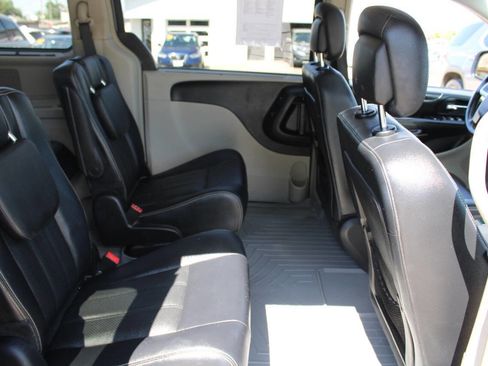 Used 2016 Chrysler Town & Country Touring-L FWD image 9