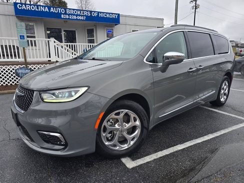 Used 2022 Chrysler Pacifica Limited FWD image 2