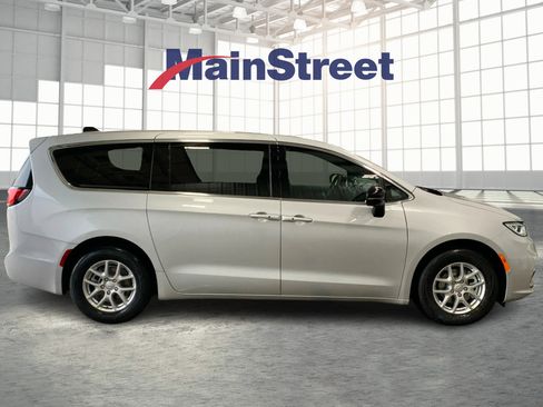 New 2026 Chrysler Pacifica Select image 6