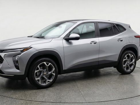 Used 2025 Chevrolet Trax LT w/ LT Convenience Package image 3