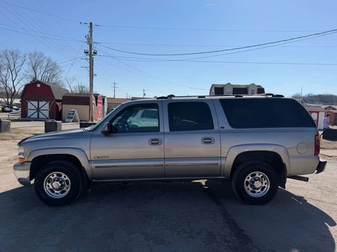 Used 2000 Chevrolet Suburban 2500 LT w/ LT Preferred Equipment Group image 9