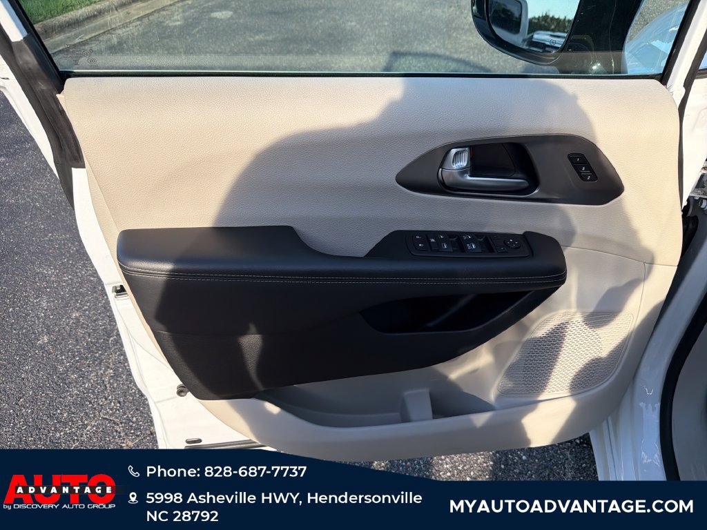 Used 2024 Chrysler Pacifica Touring-L FWD image 9