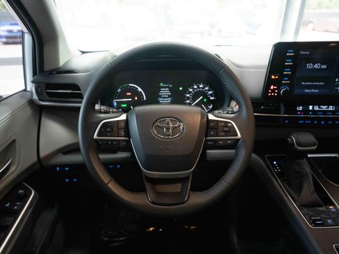 Used 2023 Toyota Sienna XLE FWD image 21
