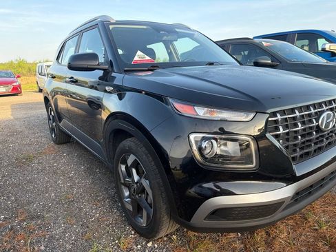 Used 2025 Hyundai Venue SEL FWD image 3