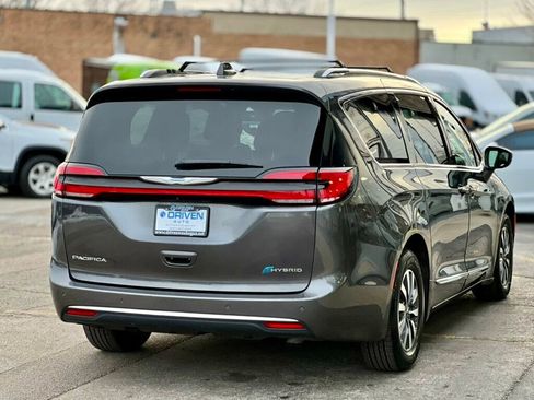 Used 2021 Chrysler Pacifica Limited w/ Uconnect Theater Family Group image 47
