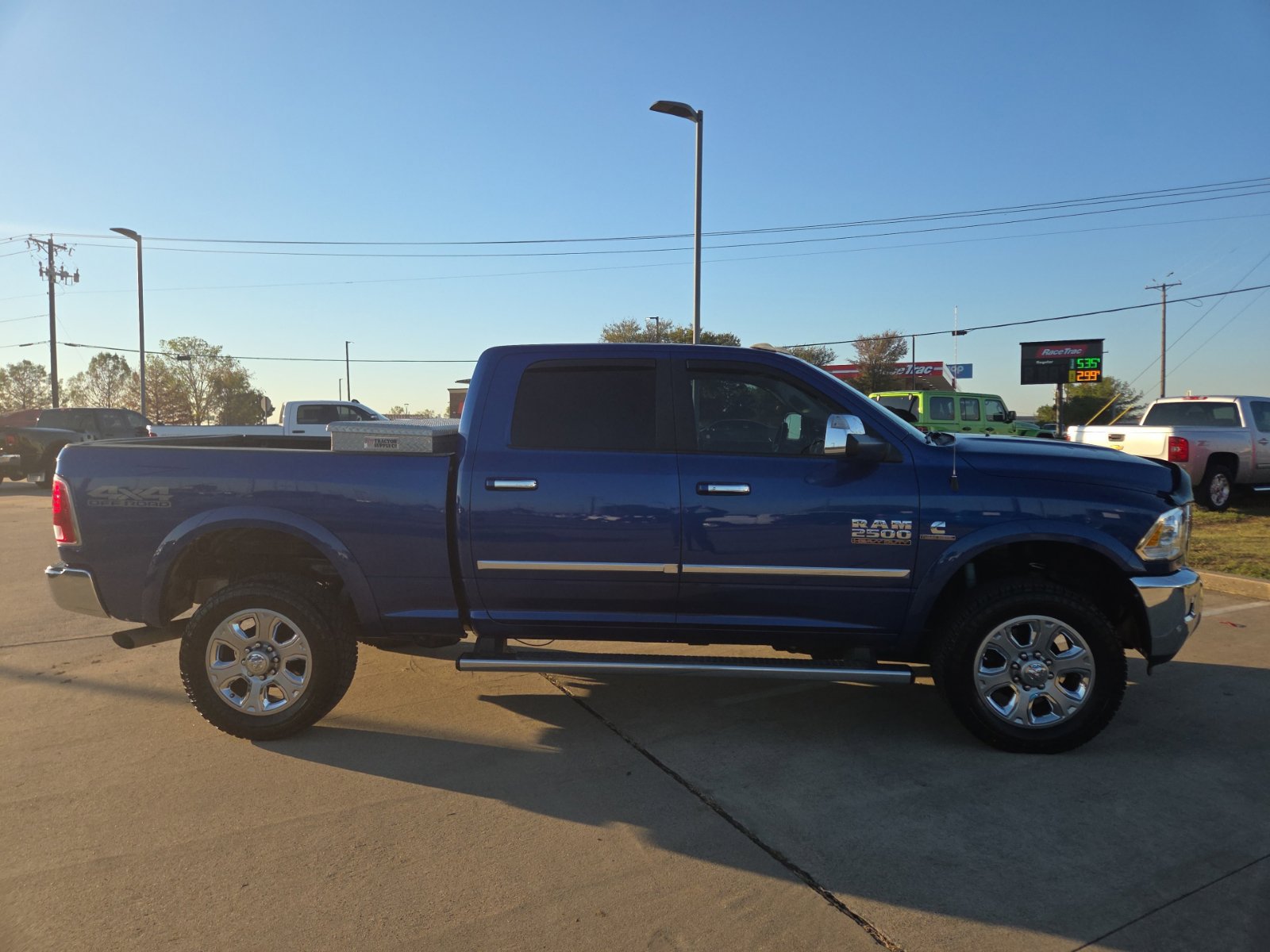 Used 2017 RAM 2500 Laramie w/ Convenience Group AWD/4WD image 4