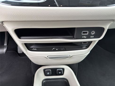 Used 2018 Chrysler Pacifica Touring-L Plus FWD image 8