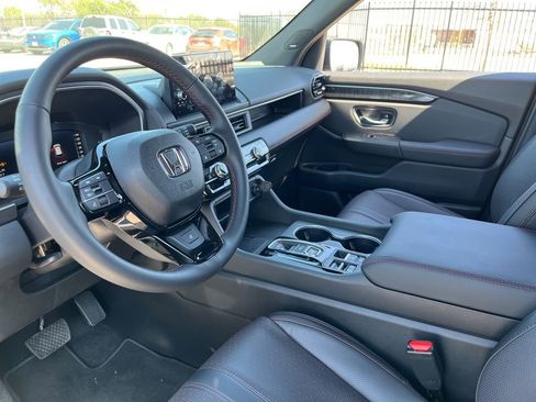 Certified 2025 Honda Pilot Black Edition image 20