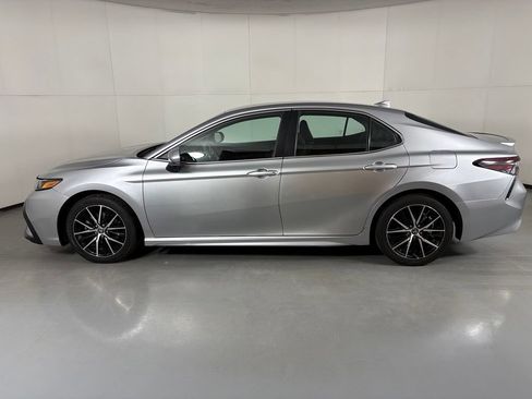 Used 2024 Toyota Camry SE FWD image 5