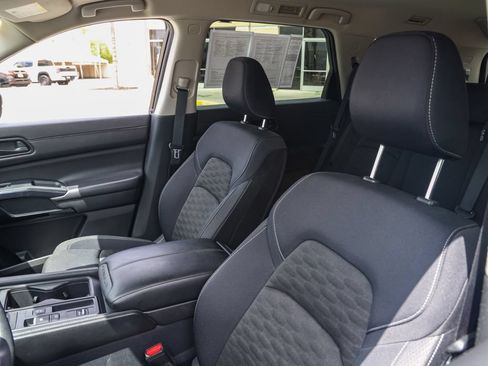 Used 2024 Nissan Pathfinder S FWD image 15