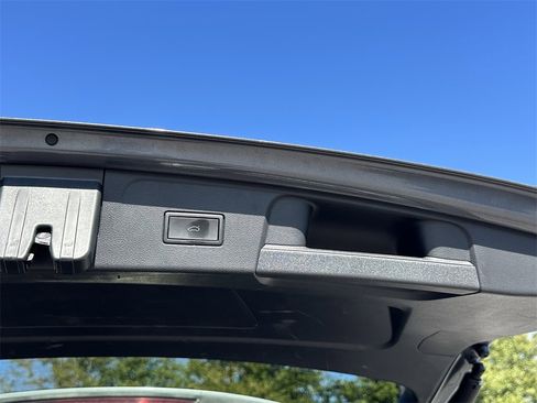 Used 2025 Volkswagen Atlas SE image 33