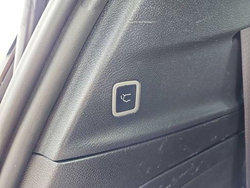 Used 2024 Chrysler Pacifica Premium FWD image 24