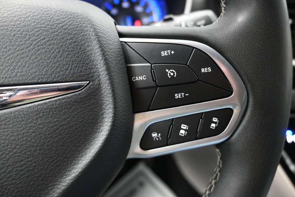 Used 2023 Chrysler Pacifica Touring-L FWD image 24