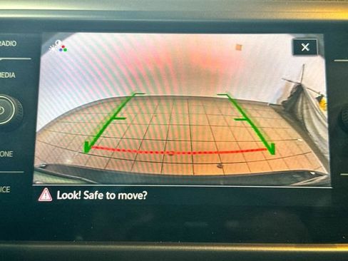 Used 2024 Volkswagen Taos SE w/ Panoramic Sunroof Package image 6